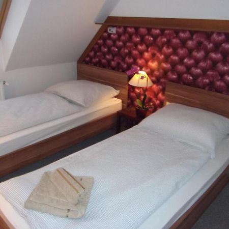Rozsa Apartman Apartment เฮวิซ ภายนอก รูปภาพ